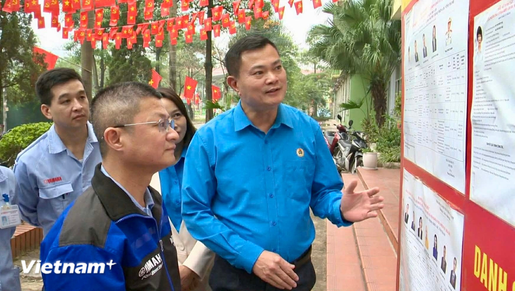 Cán bộ công đoàn và người lao động Thủ đô nghiên cứu tiểu sử của đại biểu Quốc hội khóa XVI và đại biểu Hội đồng Nhân dân các cấp nhiệm kỳ 2026-2031. (Ảnh: Minh Nghĩa/Vietnam+)