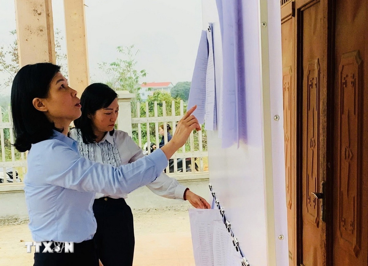 Rà soát danh sách cử tri tại khu vực bỏ phiếu ở Tuyên Quang. (Ảnh: TTXVN phát)