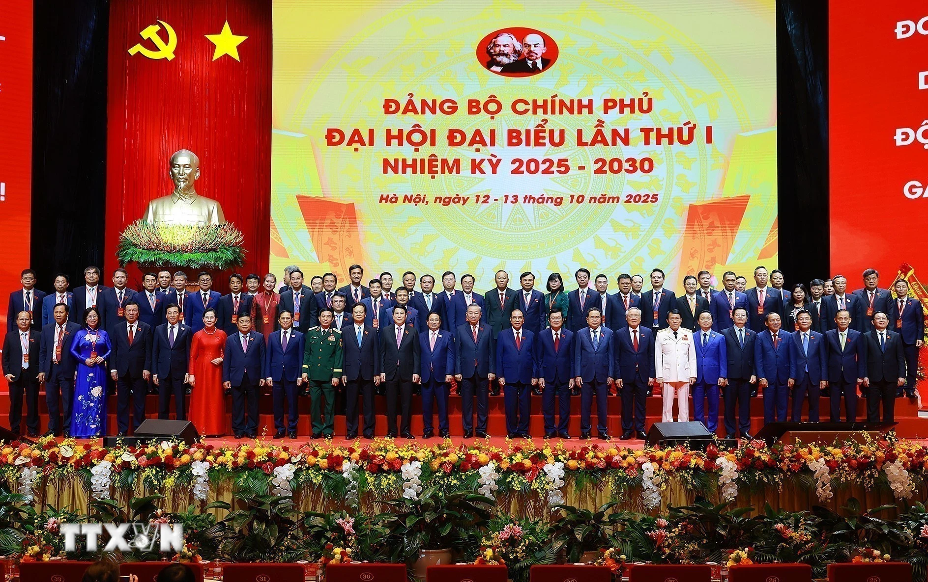 Đảng xác định tự chủ chiến lược trong thời kỳ mới. Trong ảnh: Tổng Bí thư Tô Lâm cùng các đồng chí lãnh đạo Đảng và Nhà nước với các đại biểu dự Đại hội đại biểu Đảng bộ Chính phủ lần thứ nhất. (Ảnh: Dương Giang/TTXVN)