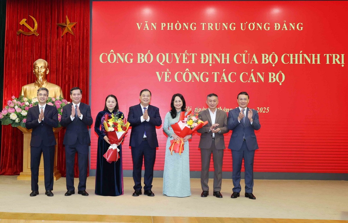 Lãnh đạo Văn phòng Trung ương Đảng chúc mừng đồng chí Nguyễn Thị Thu Hà và đồng chí Lâm Thị Phương Thanh. (Ảnh: Phương Hoa/TTXVN)