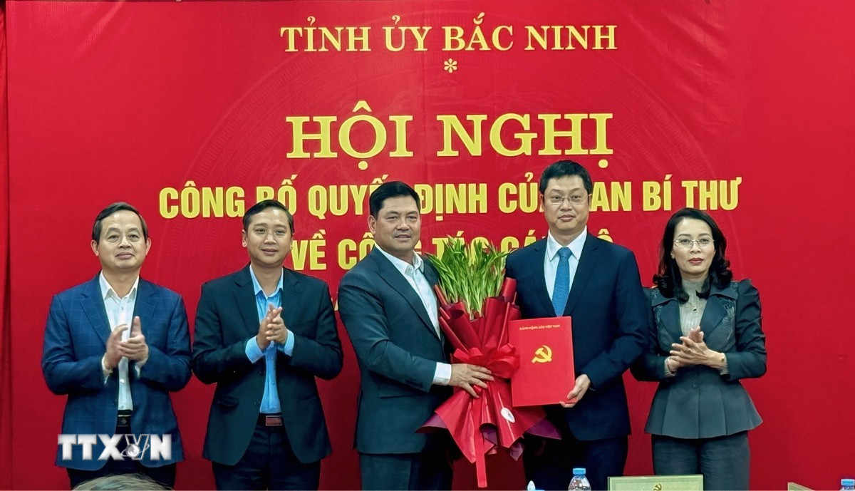 Các đồng chí lãnh đạo tỉnh Bắc Ninh chúc mừng đồng chí Trần Huy Phương. (Ảnh: Đỗ Huyền/TTXVN)