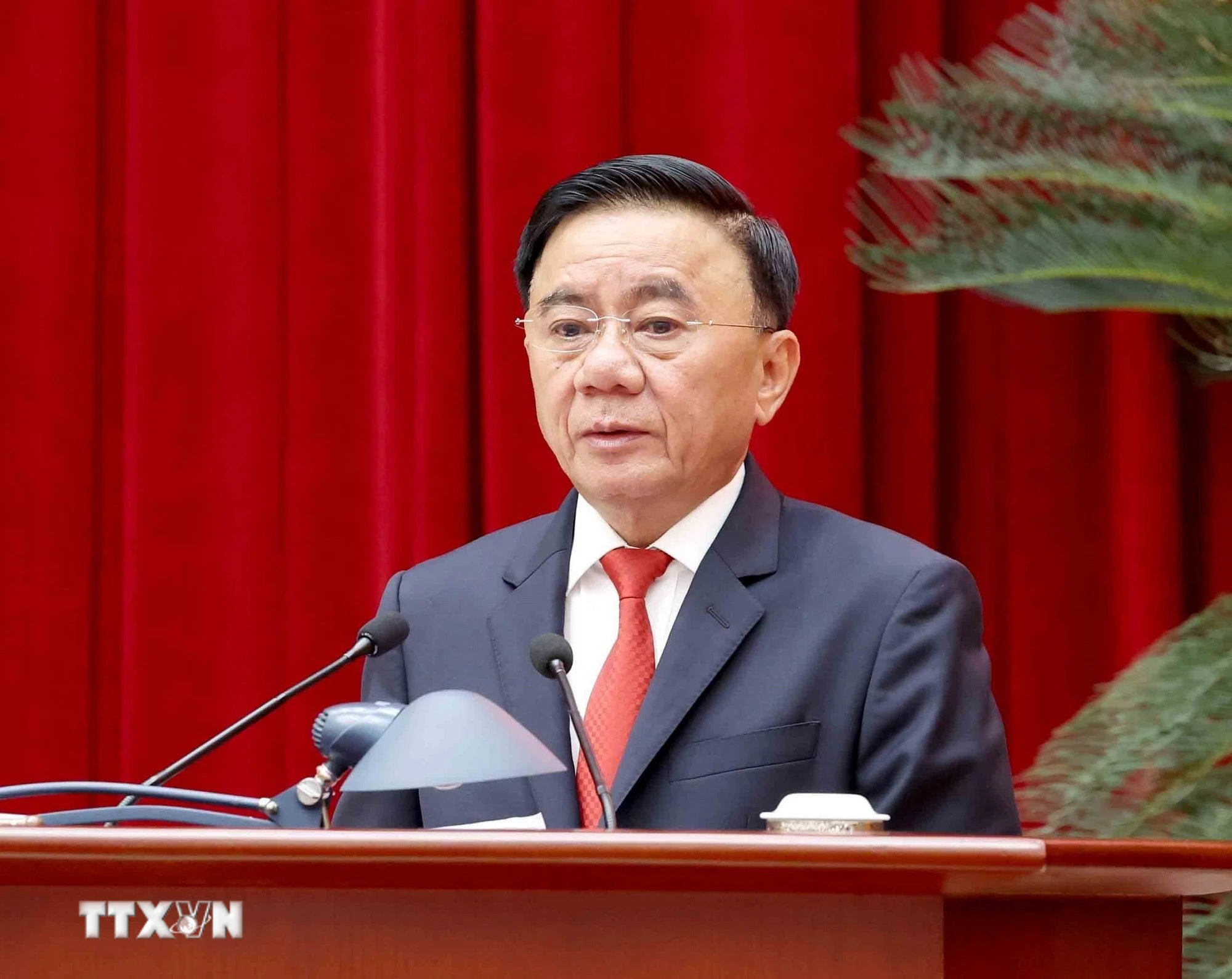 Đồng chí Trần Cẩm Tú, Ủy viên Bộ Chính trị, Thường trực Ban Bí thư, Trưởng Tiểu ban Tổ chức, phục vụ Đại hội XIV của Đảng phát biểu chỉ đạo hội nghị. (Ảnh: Phương Hoa/TTXVN)