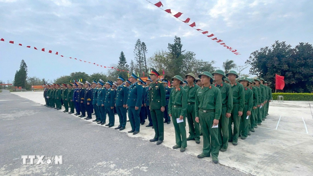 Quân và nhân dân trên đảo tiền tiêu Bạch Long Vĩ tham gia bầu cử sớm. (Ảnh: TTXVN phát)