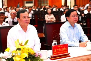 Ủy viên Trung ương Đảng, Bí thư Tỉnh ủy Tây Ninh Nguyễn Văn Quyết (bìa phải) và Phó Bí thư, Chủ tịch UBND tỉnh Tây Ninh Lê Văn Hẳn, dự Hội nghị tại điểm cầu phường Long An. (Ảnh: Thanh Bình/TTXVN)