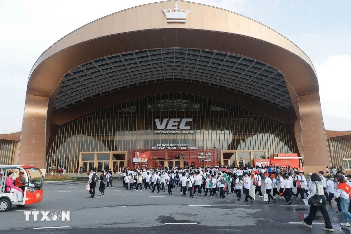 Triển lãm được tổ chức với quy mô lớn nhất từ trước đến nay, có sự tham gia của 28 bộ, cơ quan Trung ương, 34 địa phương và hơn 110 doanh nghiệp, tập đoàn kinh tế lớn với hơn 230 gian hàng trên toàn bộ diện tích trung tâm triển lãm. (Ảnh: Minh Quyết/TTXVN)