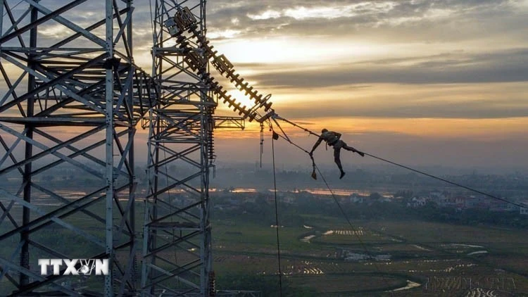 Công trường thi công Đường dây 500kV mạch 3 từ Quảng Trạch (Quảng Bình) đến Phố Nối (Hưng Yên). (Ảnh: Huy Hùng/TTXVN)