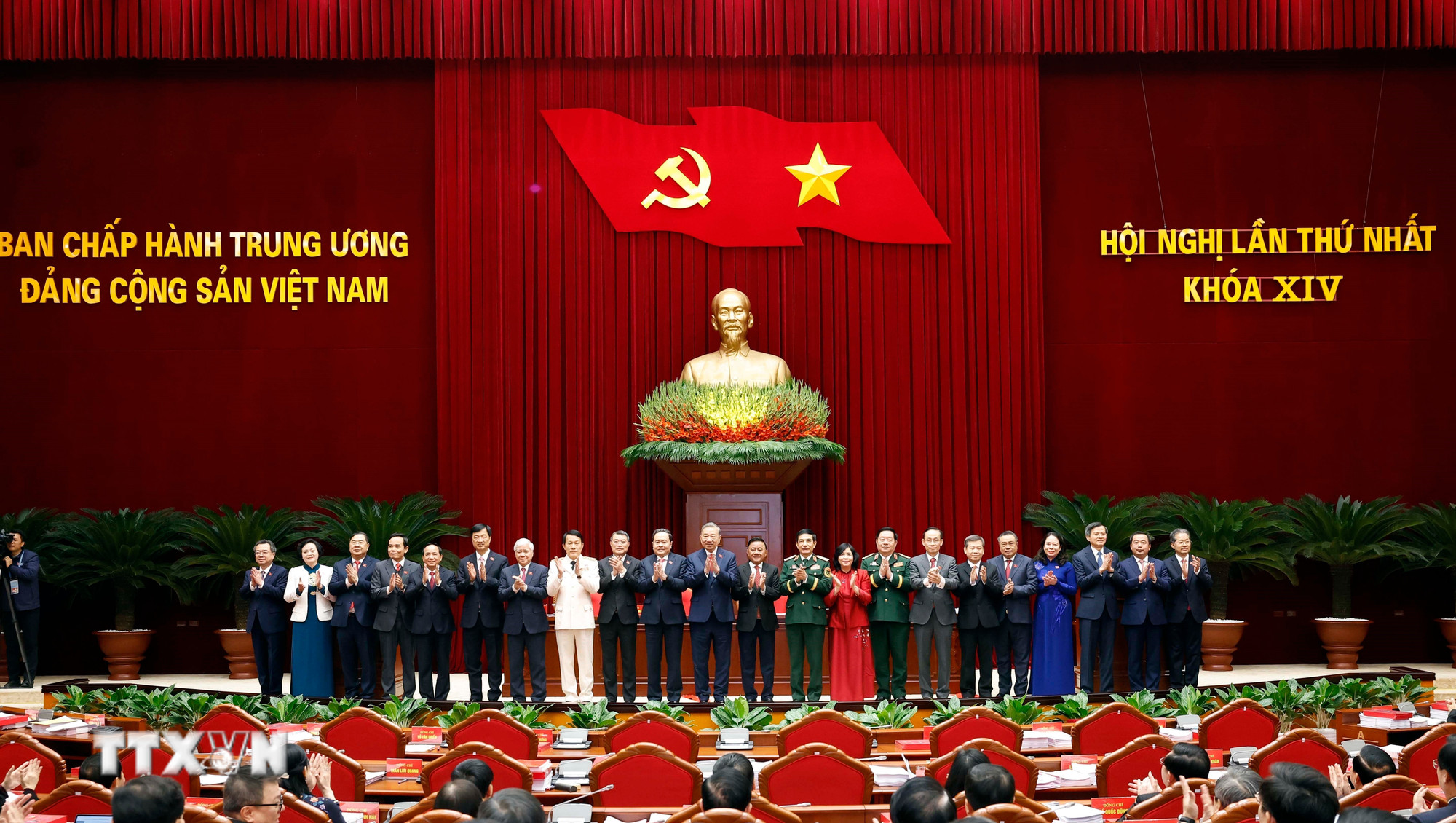 ttxvn-ban-chap-hanh-trung-uong-dang-khoa-xiv-tien-hanh-hoi-nghi-lan-thu-nhat-18.jpg