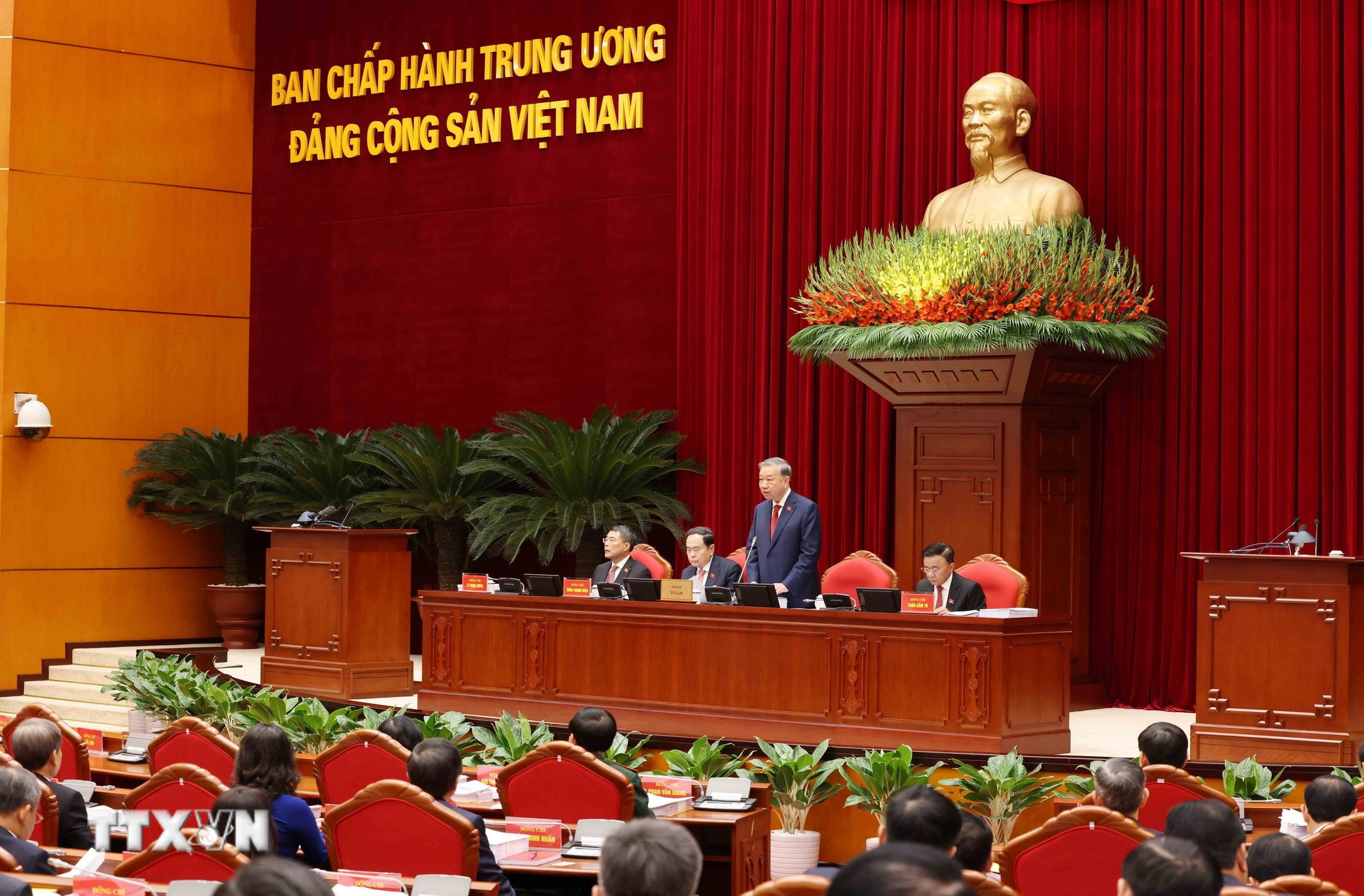 ttxvn-ban-chap-hanh-trung-uong-dang-khoa-xiv-tien-hanh-hoi-nghi-lan-thu-nhat-22.jpg