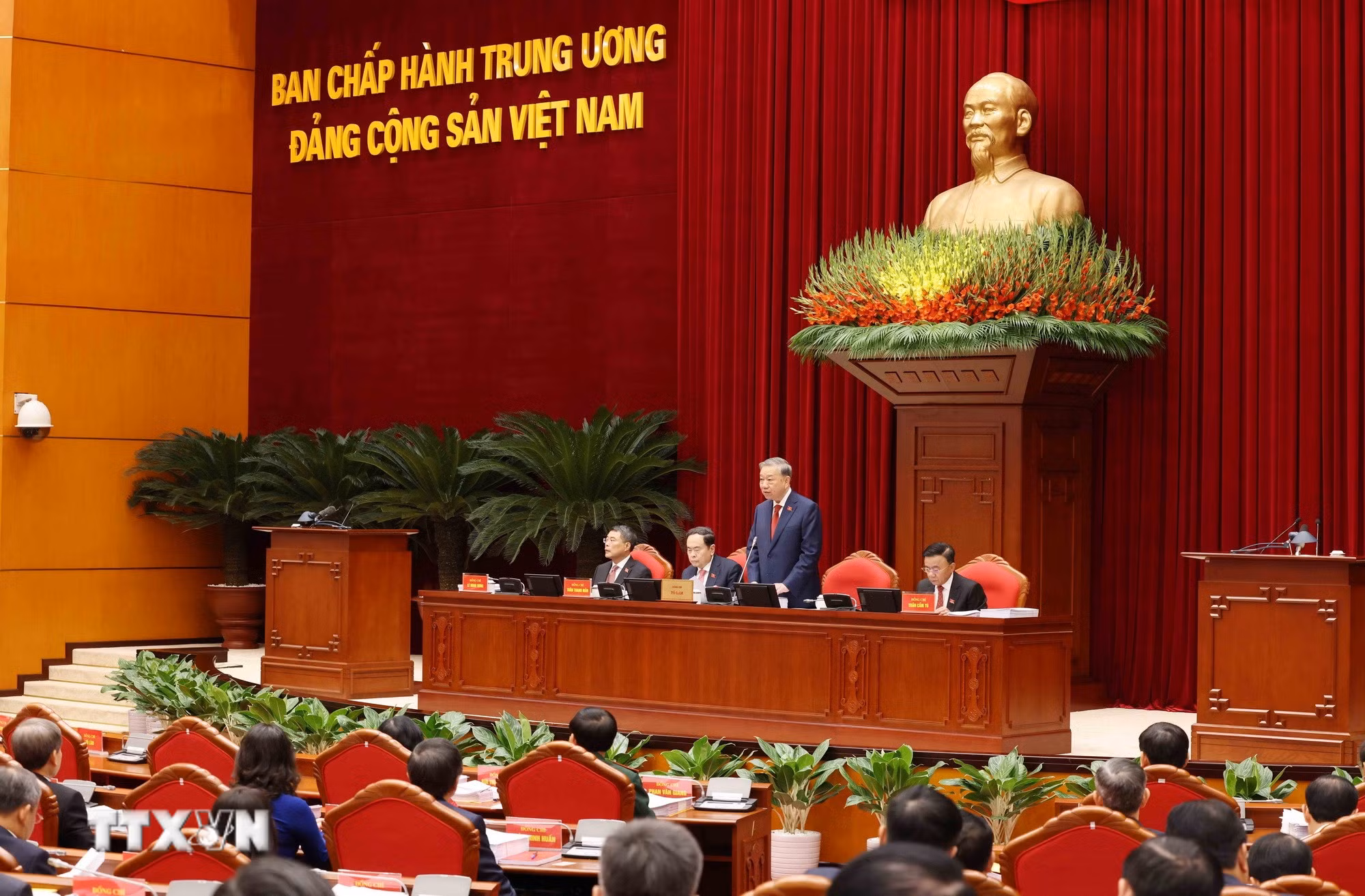 ttxvn-ban-chap-hanh-trung-uong-dang-khoa-xiv-tien-hanh-hoi-nghi-lan-thu-nhat-22.jpg