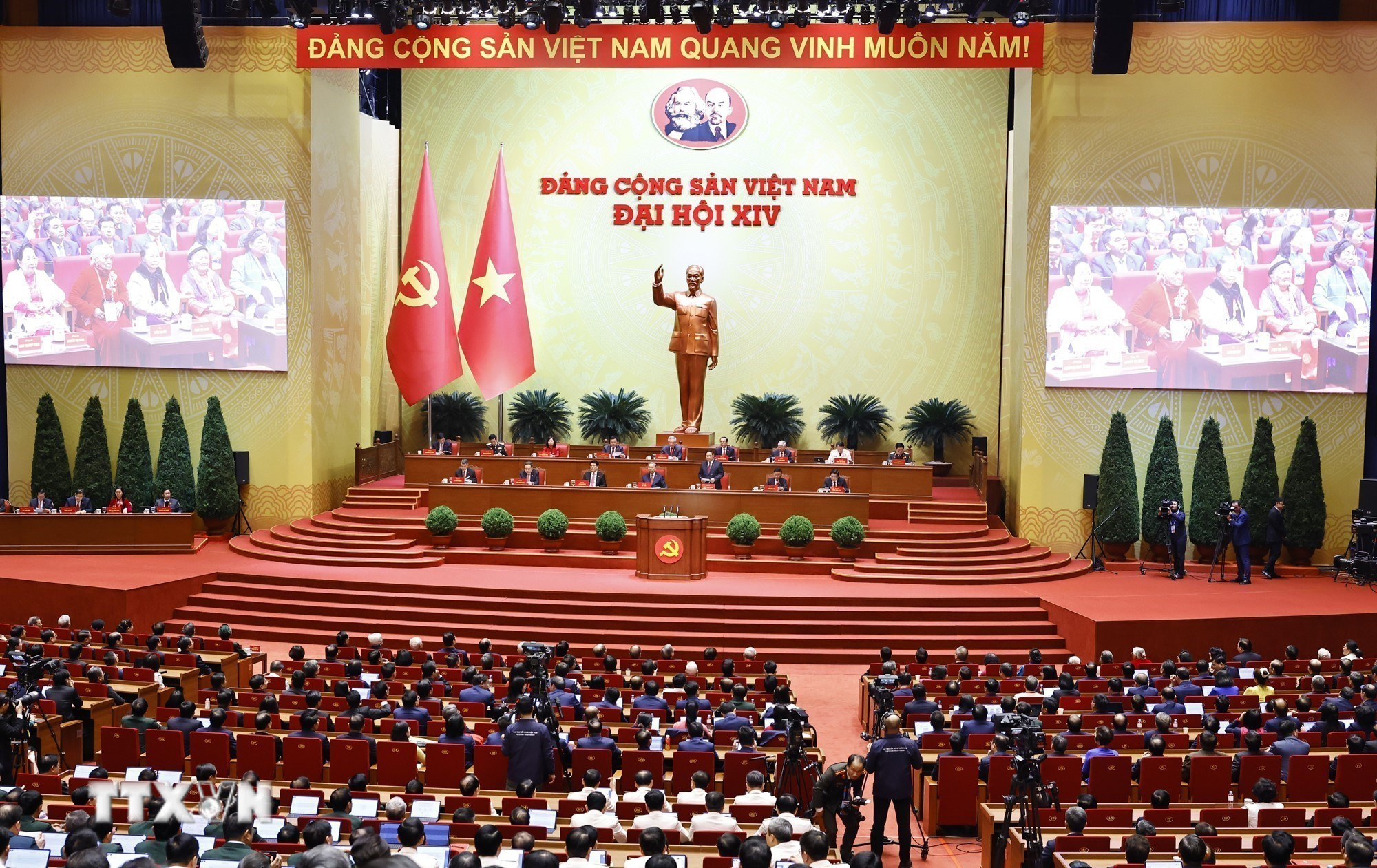 ttxvn-be-mac-dai-hoi-xiv-cua-dang-3.jpg