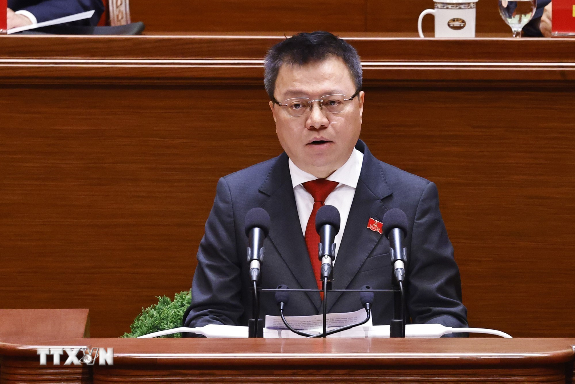 Đồng chí Lê Quốc Minh, Ủy viên Đoàn Thư ký, đọc danh sách các chính đảng, tổ chức và bạn bè quốc tế gửi thư, điện chúc mừng Đại hội XIV của Đảng. (Ảnh: TTXVN) ttxvn-be-mac-dai-hoi-xiv-cua-dang-7.jpg