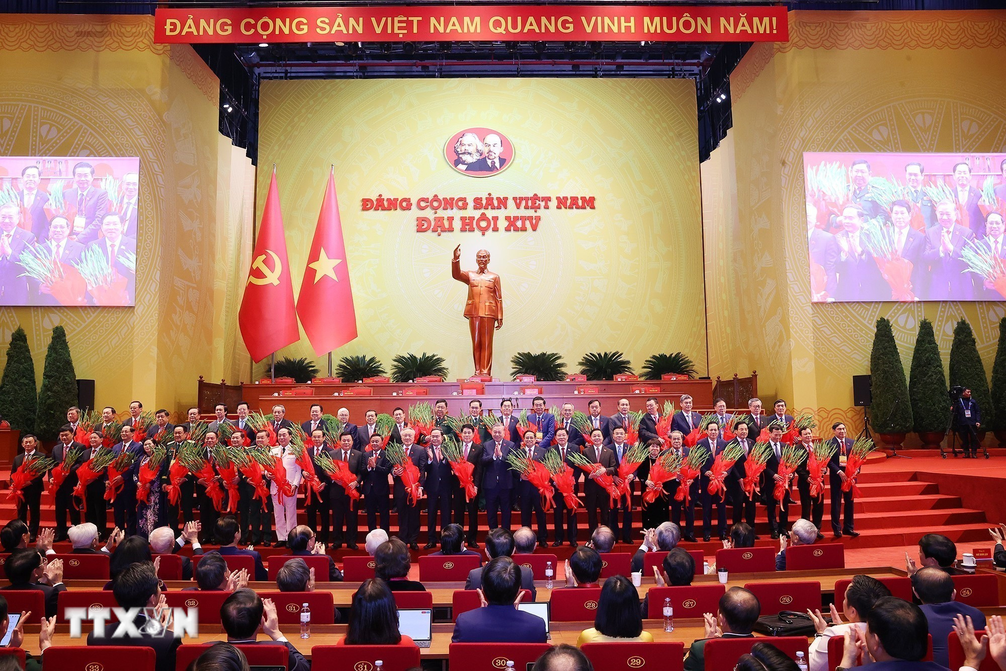 Tổng Bí thư Tô Lâm cùng các đồng chí lãnh đạo chủ chốt tri ân các đồng chí Ủy viên Ban Chấp hành Trung ương Đảng khóa XIII không tái cử. (Ảnh: TTXVN) ttxvn-be-mac-dai-hoi-xiv-cua-dang-20.jpg