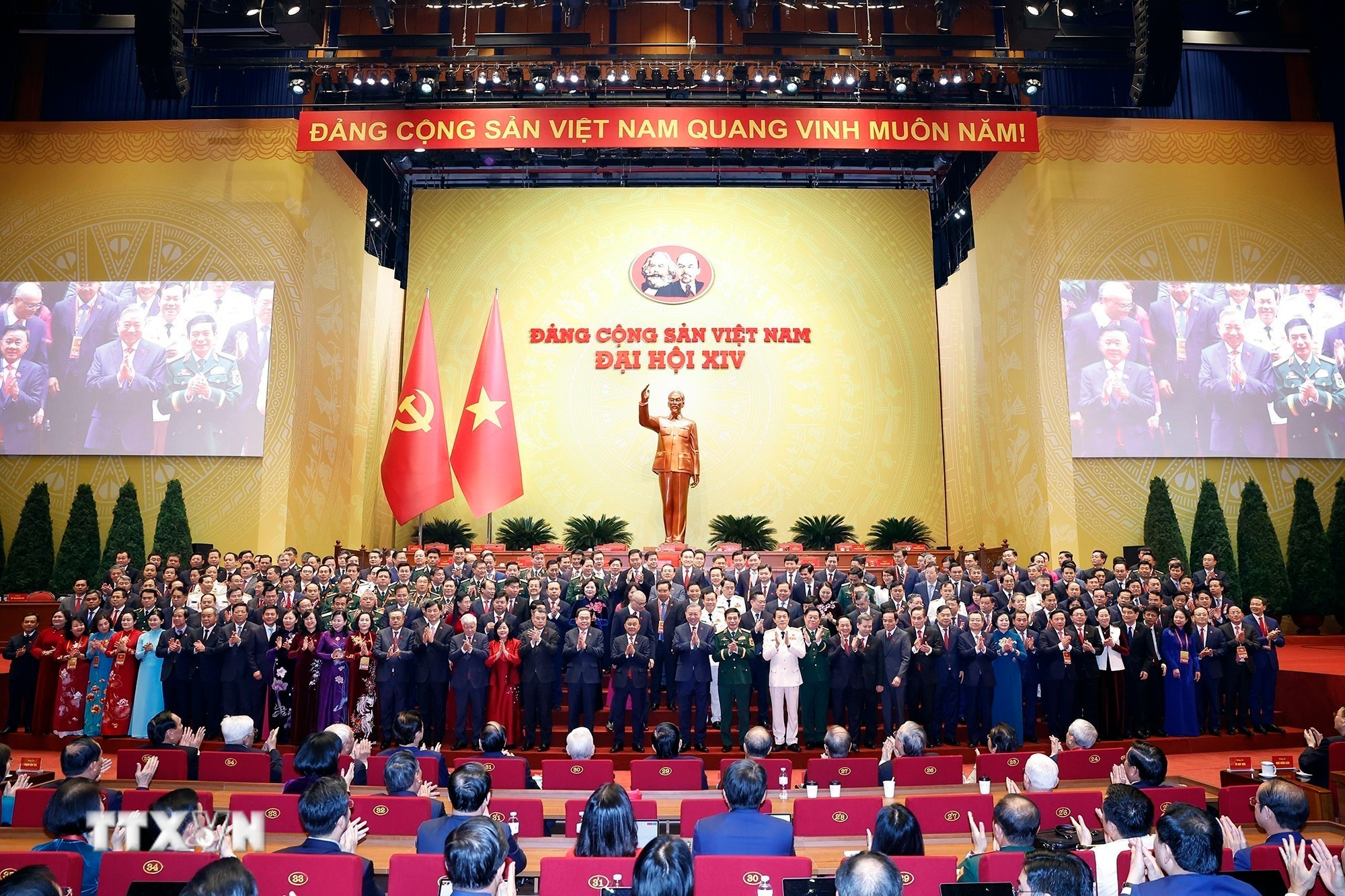 Ban Chấp hành Trung ương Đảng khóa XIV ra mắt Đại hội. (Ảnh: TTXVN) ttxvn-be-mac-dai-hoi-xiv-cua-dang-10.jpg