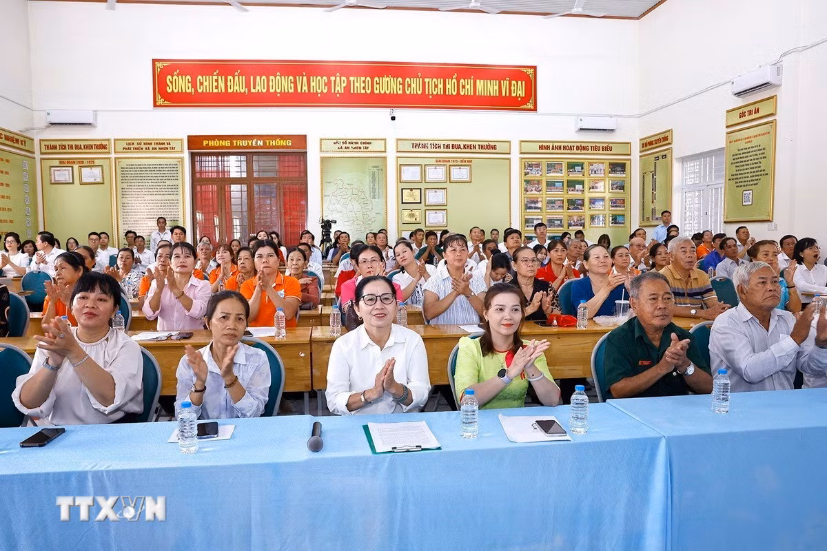 ttxvn-chu-tich-quoc-hoi-tran-thanh-man-tiep-xuc-cu-tri-tai-xa-an-nhon-tay-6.jpg