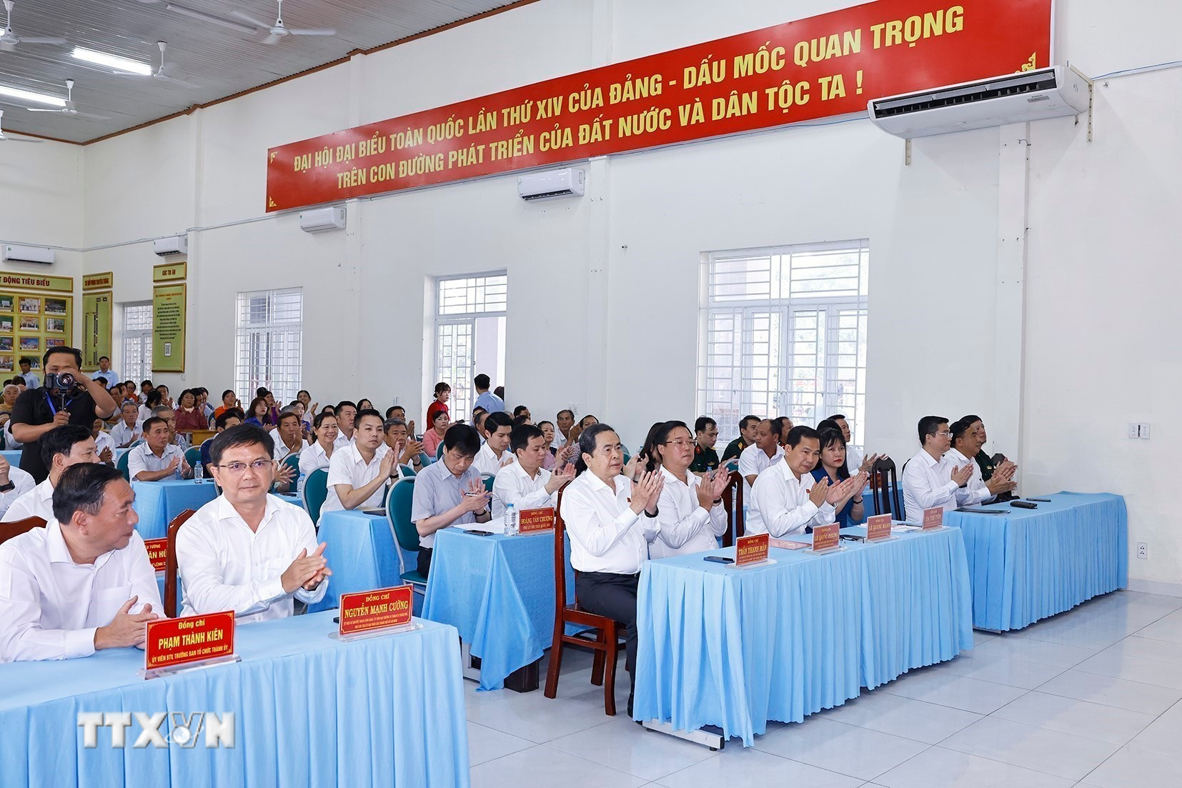 ttxvn-chu-tich-quoc-hoi-tran-thanh-man-tiep-xuc-cu-tri-tai-xa-an-nhon-tay.jpg