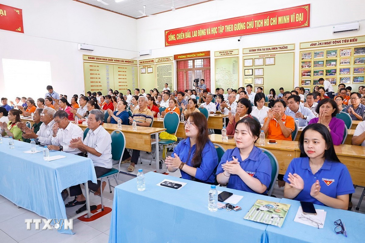 ttxvn-chu-tich-quoc-hoi-tran-thanh-man-tiep-xuc-cu-tri-tai-xa-an-nhon-tay-7.jpg