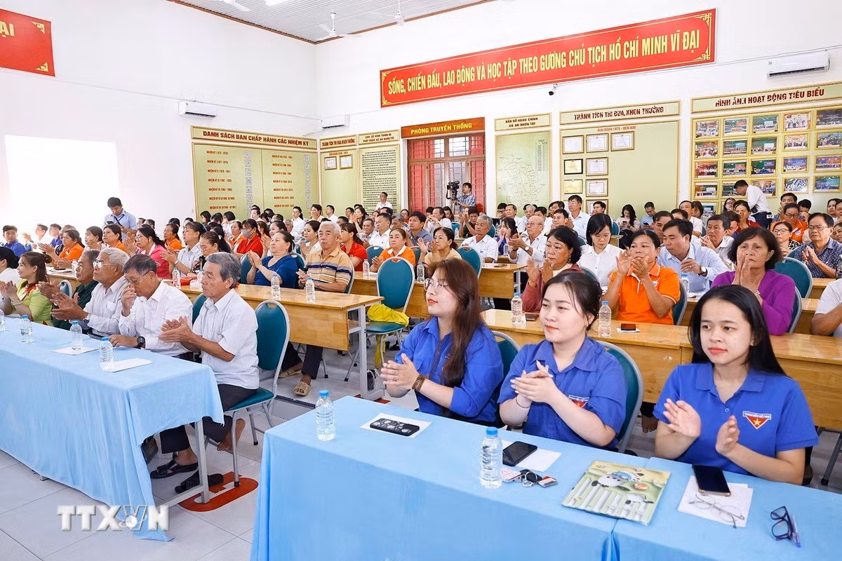 ttxvn-chu-tich-quoc-hoi-tran-thanh-man-tiep-xuc-cu-tri-tai-xa-an-nhon-tay-7.jpg