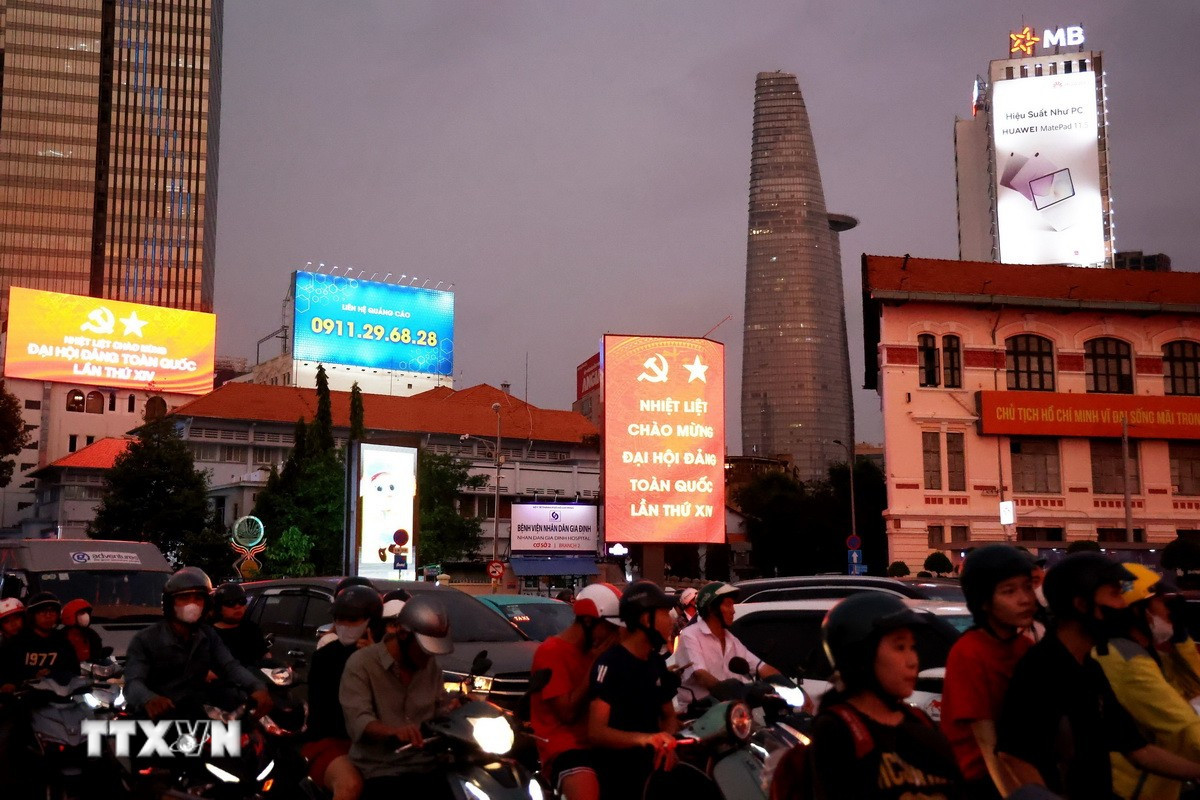 ttxvn-tp-ho-chi-minh-ruc-ro-sac-do-chao-mung-dai-hoi-xiv-3.jpg