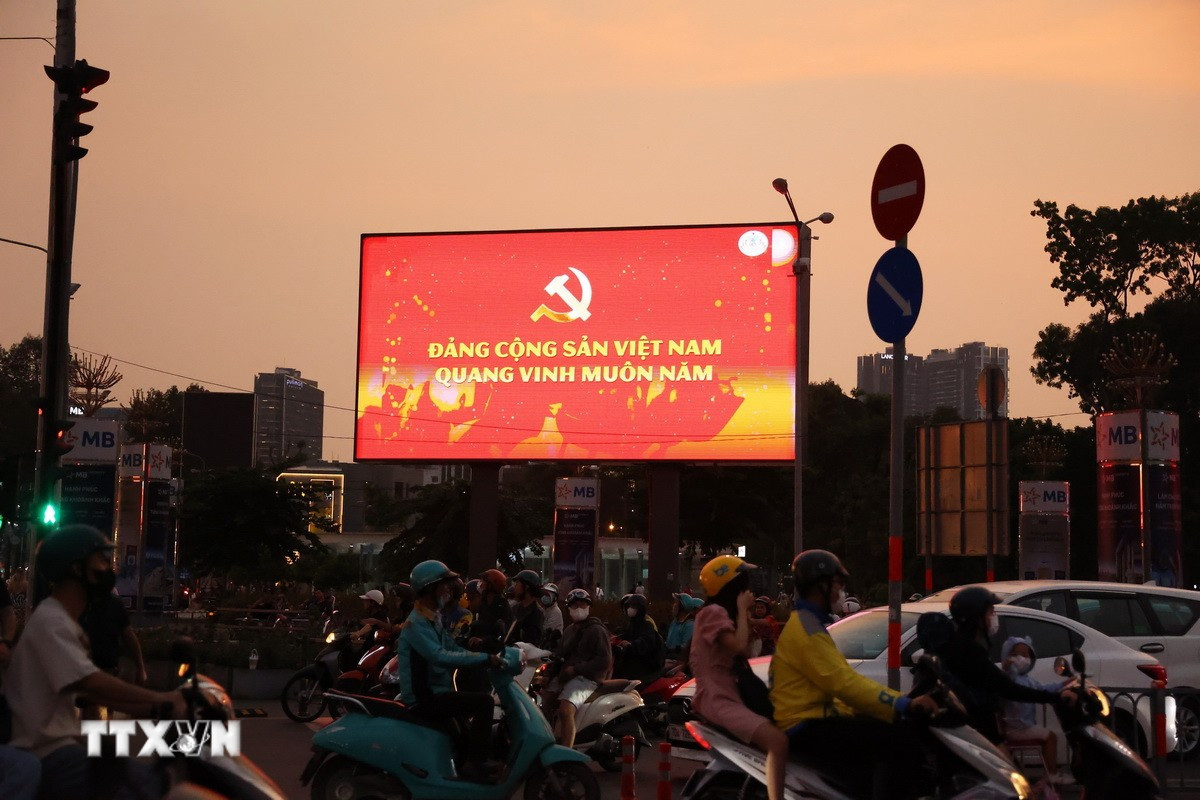 ttxvn-tp-ho-chi-minh-ruc-ro-sac-do-chao-mung-dai-hoi-xiv-4.jpg