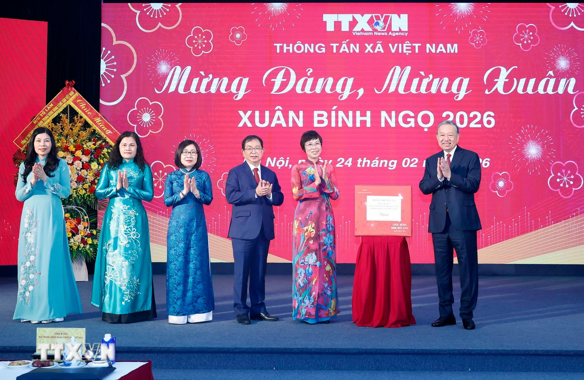 ttxvn-tong-bi-thu-to-lam-chuc-tet-thong-tan-xa-viet-nam-9.jpg