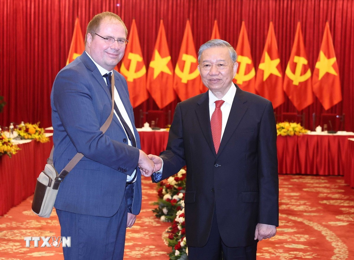 Tổng Bí thư Tô Lâm và Trưởng Ban Đối ngoại Đảng Cộng sản Pháp Vincent Boulet. (Ảnh: Thống Nhất/TTXVN)