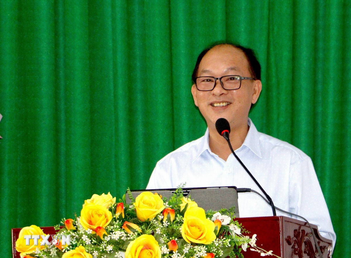 Bác sỹ Chuyên khoa II Bùi Minh Tuấn, Giám đốc Trung tâm Y tế khu vực Mang Thít đóng góp ý kiến đối với dự thảo văn kiện. (Ảnh: Lê Thúy Hằng/TTXVN)