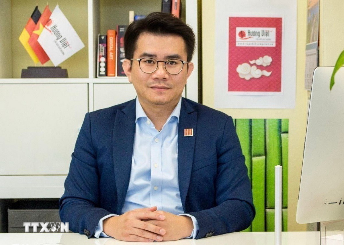 Ông Phạm Khánh Nam, Tổng Biên tập Tạp chí Hương Việt tại CHLB Đức trả lời phóng viên TTXVN. (Ảnh: Phương Hoa/TTXVN)