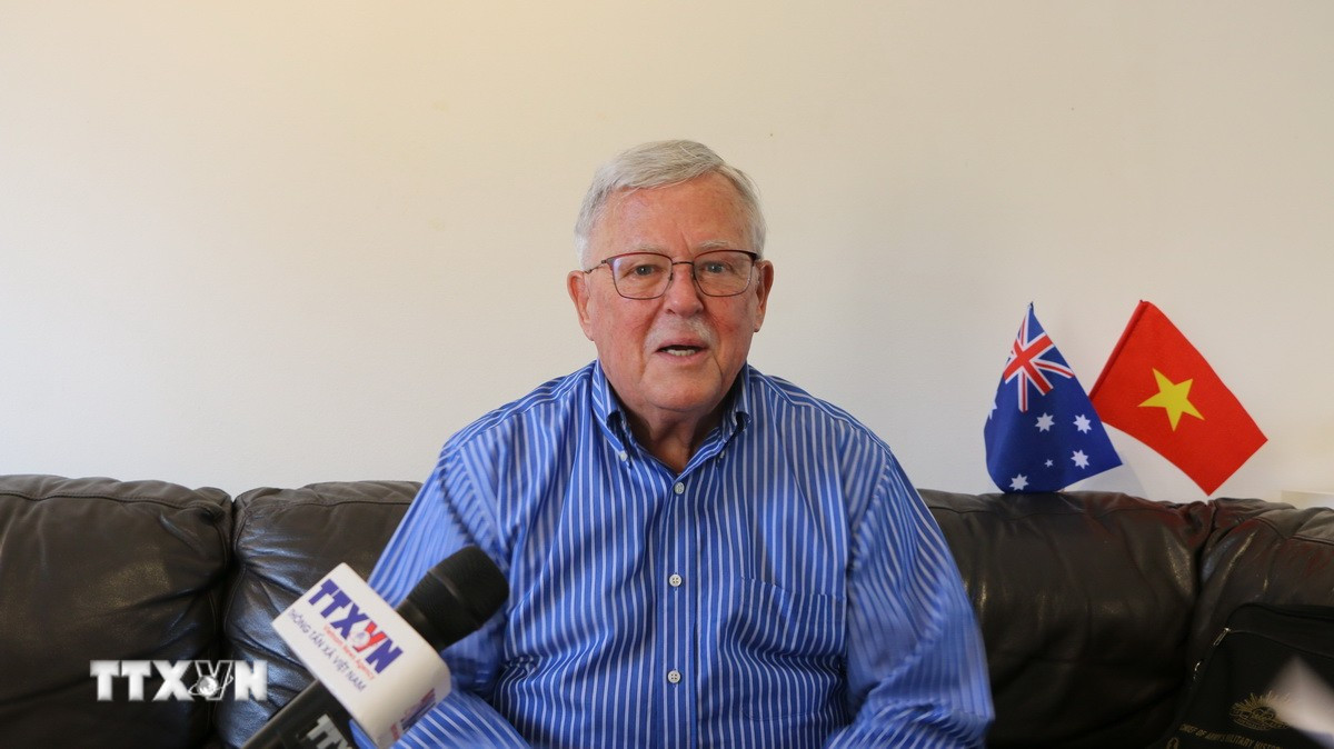 Giáo sư Carl Thayer, Học viện Quốc phòng Australia, Đại học New South Wales trả lời phỏng vấn TTXVN. (Ảnh: Lê Đạt/TTXVN)