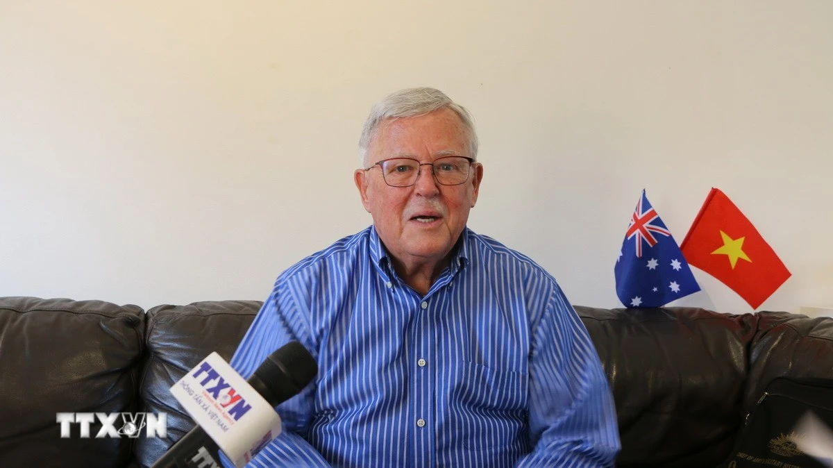 Giáo sư Carl Thayer, Học viện Quốc phòng Australia, Đại học New South Wales trả lời phỏng vấn TTXVN. (Ảnh: Lê Đạt/TTXVN)