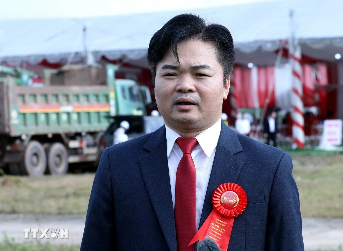 Ông Hoàng Trung Dũng, Phó Chủ tịch UBND xã Khuất Xá, tỉnh Lạng Sơn chia sẻ với phóng viên. (Ảnh: Văn Đạt/TTXVN)