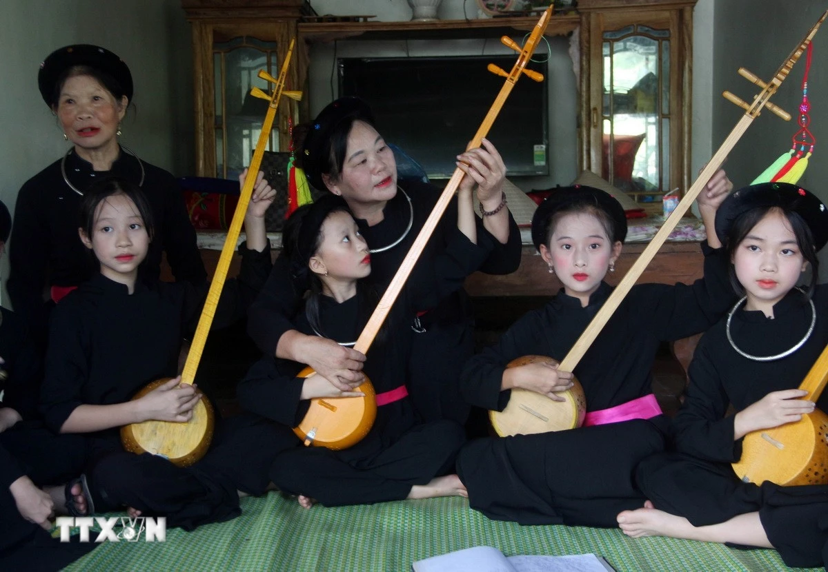 Các thành viên nhỏ tuổi của Câu lạc bộ Hát Then - đàn Tính cội nguồn của Tuyên Quang. (Ảnh: Quang Cường/TTXVN)