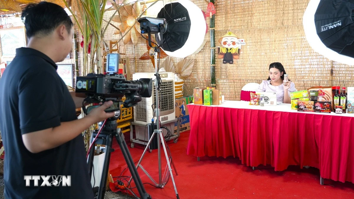 Phiên live stream bán các sản phẩm đặc sản Tây Ninh. (Ảnh: Minh Phú/TTXVN)