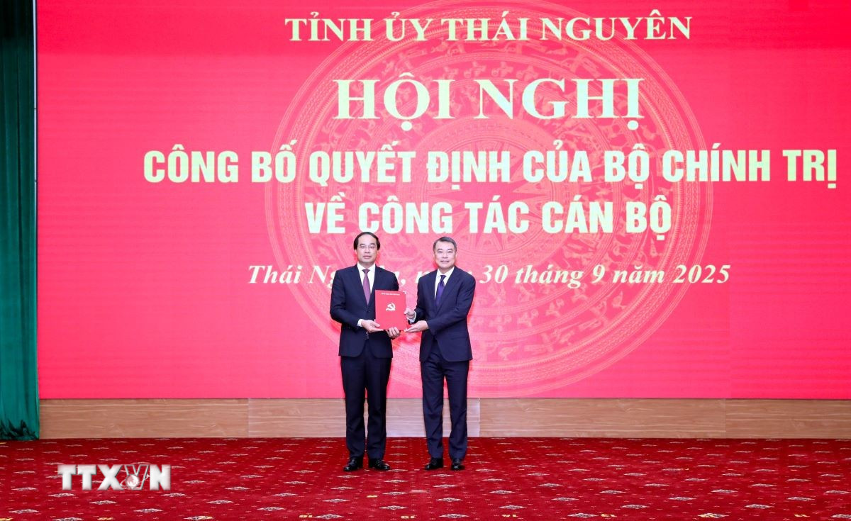 Ông Lê Minh Hưng, Ủy viên Bộ Chính trị, Bí thư Trung ương Đảng, Trưởng Ban Tổ chức Trung ương trao quyết định của Bộ Chính trị về việc điều động, phân công, chỉ định ông Trịnh Xuân Trường, Bí thư Tỉnh ủy Lào Cai, tham gia Ban Chấp hành, Ban Thường vụ, giữ chức Bí thư Tỉnh ủy Thái Nguyên nhiệm kỳ 2025-2030. (Ảnh: Thu Hằng/TTXVN)