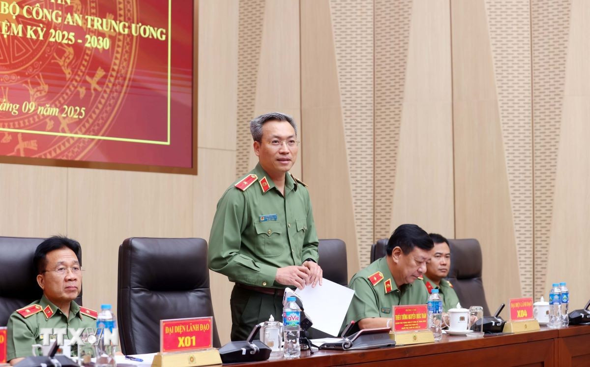 Thiếu tướng Nguyễn Quốc Toản, Chánh Văn phòng Đảng ủy Công an Trung ương, Chánh Văn phòng Bộ, Người phát ngôn Bộ Công an cung cấp thông tin tới các cơ quan thông tấn, báo chí. (Ảnh: Phạm Kiên/TTXVN)