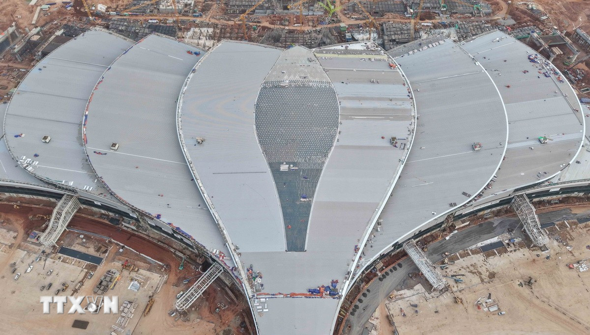 Mái nhà ga hành khách sân bay Long Thành cơ bản đã hoàn thành. (Ảnh: Công Phong/TTXVN)