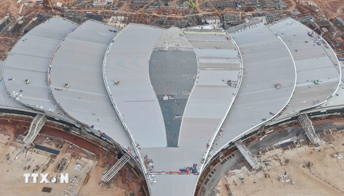 Mái nhà ga hành khách sân bay Long Thành cơ bản đã hoàn thành. (Ảnh: Công Phong/TTXVN)