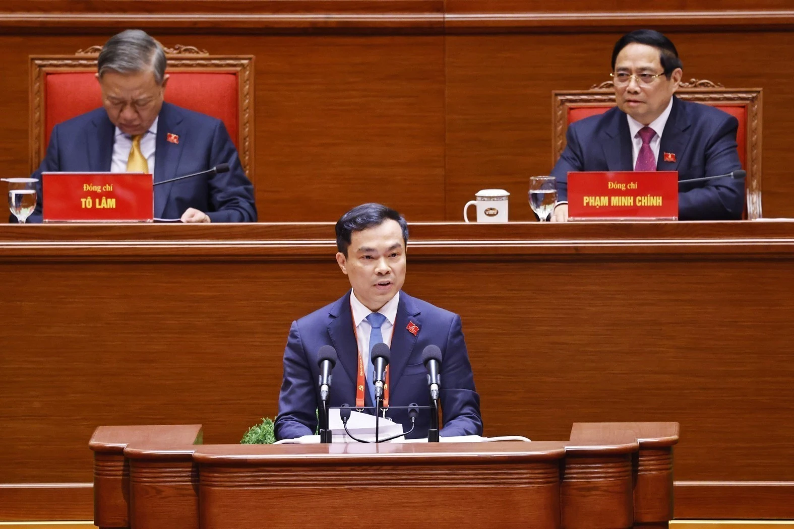 Đồng chí Nguyễn Mạnh Hùng, Phó Giám đốc Học viện Chính trị quốc gia Hồ Chí Minh, trình bày tham luận “Hoàn thiện lý luận về đường lối đổi mới của Đảng trong kỷ nguyên vươn mình của dân tộc.” Ảnh: TTXVN