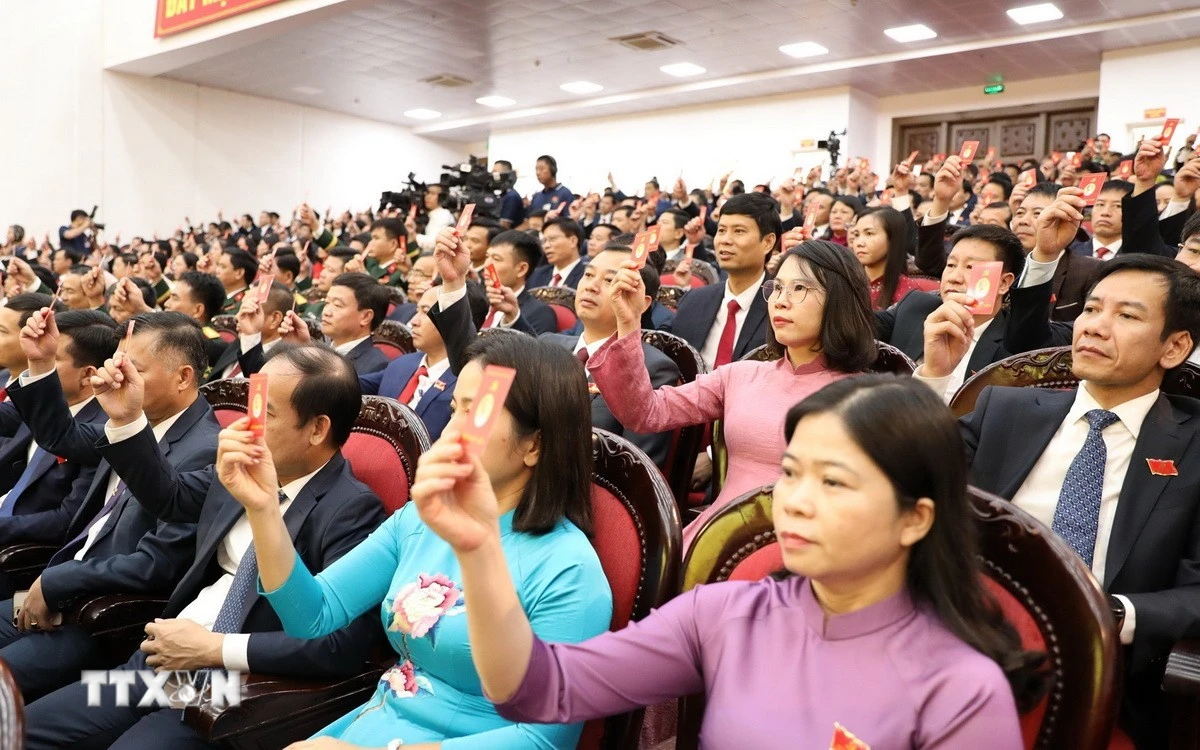 Các đại biểu biểu quyết thông qua dự thảo Nghị quyết Đại hội. (Ảnh: Đức Phương/TTXVN)