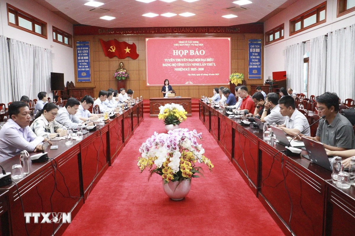 Quang cảnh họp báo, thông tin về công tác chuẩn bị Đại hội đại biểu Đảng bộ tỉnh lần thứ nhất, nhiệm kỳ 2025-2030. (Ảnh: Thanh Bình/TTXVN)