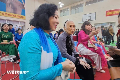 Cụ Ngô Diệu Mỵ (áo nâu đen chính giữa), 90 tuổi, 55 tuổi Đảng, trú tại số 33 phố Thái Phiên, phường Hai Bà Trưng.