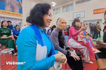 Cụ Ngô Diệu Mỵ (áo nâu đen chính giữa), 90 tuổi, 55 tuổi Đảng, trú tại số 33 phố Thái Phiên, phường Hai Bà Trưng.