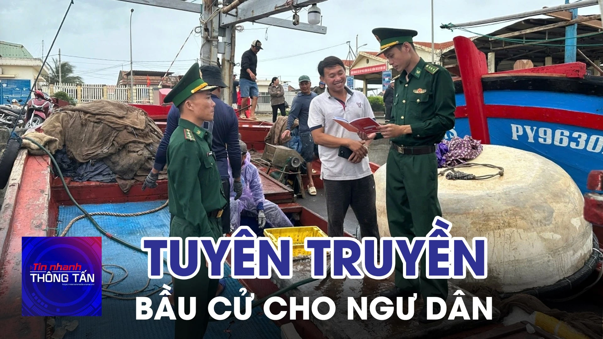 Tuyên truyền bầu cử cho ngư dân 