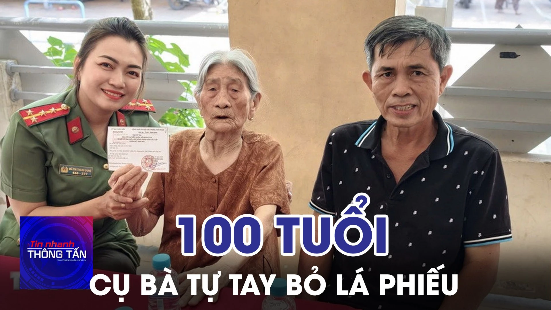 Cụ bà gần 100 tuổi tự tay bỏ lá phiếu