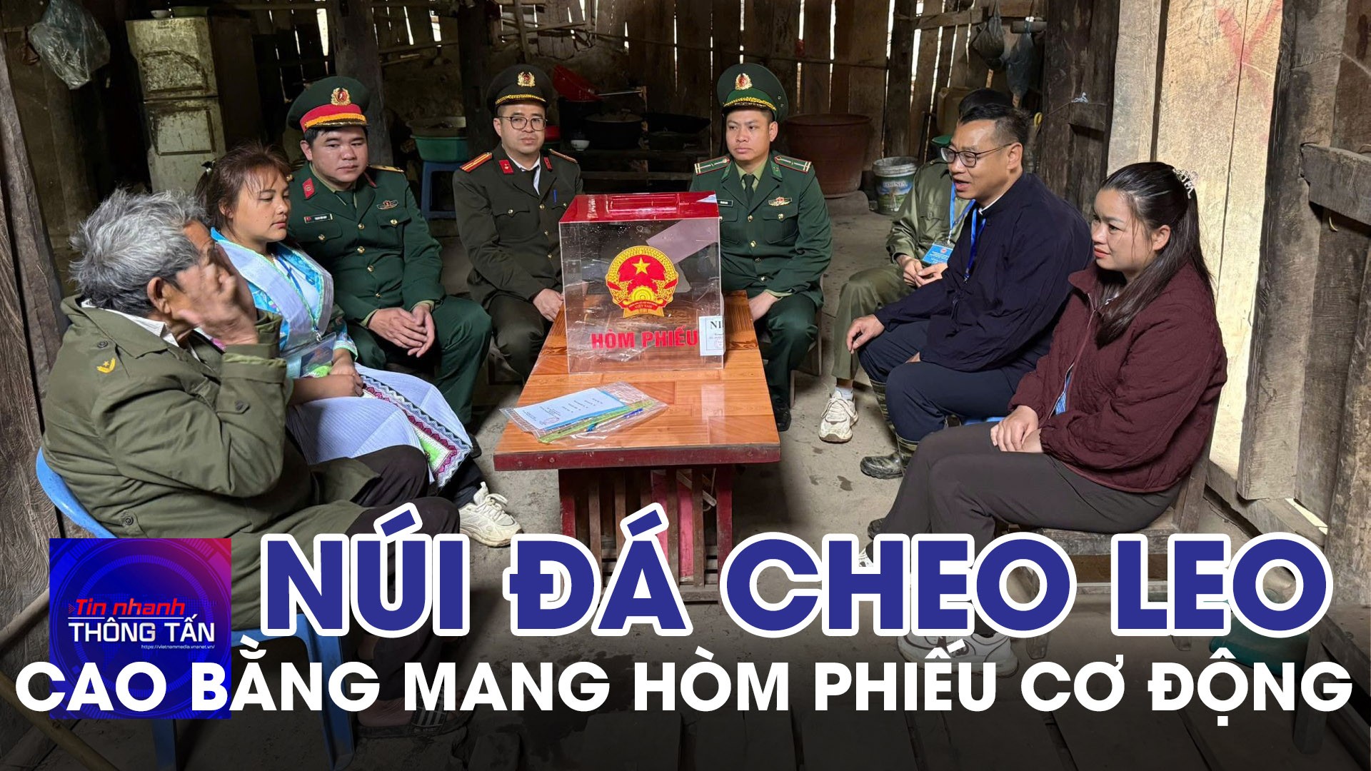 Cao Bằng mang hòm phiếu cơ động lên núi đá cheo leo 