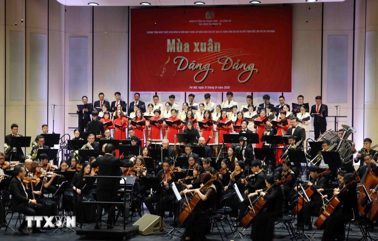 Chương trình nghệ thuật "Mùa xuân dâng Đảng" gồm những tác phẩm thanh nhạc, khí nhạc, thể hiện tình cảm, tấm lòng sắt son của lực lượng Công an nhân dân đối với Đảng và Bác Hồ kính yêu. (Ảnh: Phạm Kiên/TTXVN)