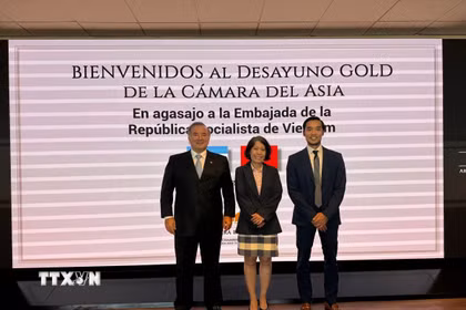 Đại sứ Việt Nam tại Argentina Ngô Minh Nguyệt, ông Ngô Mạnh Khôi, Trưởng Thương vụ Việt Nam tại Argentina và Chủ tịch Phòng Châu Á, trực thuộc Phòng Thương mại châu Á-Thái Bình Dương, Rallys Pliauzer, tại Hội thảo. (Ảnh: Diệu Hương/TTXVN)