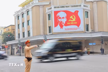 Đoàn Thanh niên Phòng Cảnh sát giao thông (Công an thành phố Hà Nội) chủ trì triển khai mô hình tuyến đường “Ba nhất” trên bốn trục giao thông trọng điểm trên địa bàn thành phố. (Ảnh: Hùng Mạnh/TTXVN)