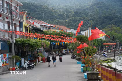 Từ cầu cảng cho đến những con đường nhỏ uốn lượn quanh sườn núi, đâu đâu cũng bắt gặp hình ảnh những tấm pano, áp phích khổ lớn và sắc đỏ tươi của cờ đỏ sao vàng, cờ Đảng tung bay trong gió. (Ảnh: Anh Dũng/TTXVN)
