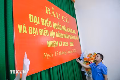 Thực hiện công tác trang trí tại khu vực bỏ phiếu Nhà văn hóa thôn Minh Hùng, xã Vạn Lộc. (Ảnh: Hoa Mai/TTXVN)