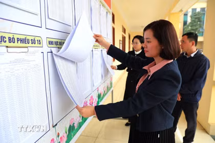 Cán bộ xã Yên Sơn (Tuyên Quang) kiểm tra, rà soát danh sách cử tri được niêm yết công khai tại trụ sở Ủy ban Nhân dân xã, bảo đảm chính xác, đúng quy định trước ngày bầu cử. (Ảnh: Minh Tâm/TTXVN)